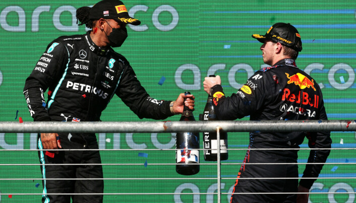 God tone mellom erkerivalene Lewis Hamilton og Max Verstappen på seierspallen i Texas.