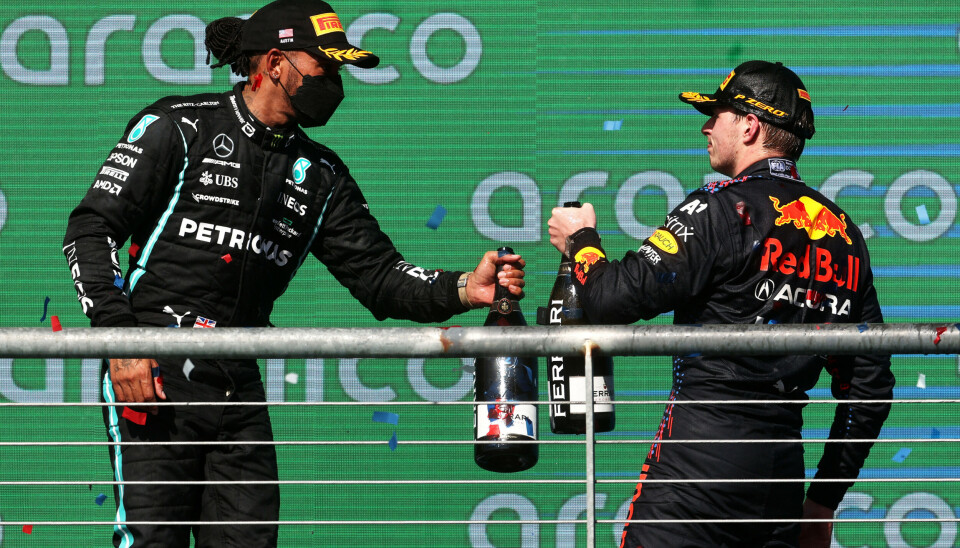 God tone mellom erkerivalene Lewis Hamilton og Max Verstappen på seierspallen i Texas.