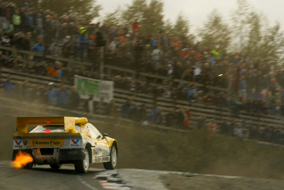 Dette er bilen som er planen at Andreas Bakkerud skal kjøre, en klassisk Glomma Papp-dekorert Ford RS 200. Her fra avslutningsløpet på Lyngåsbanen høsten 2013. (Foto: Simen Næss Hagen)