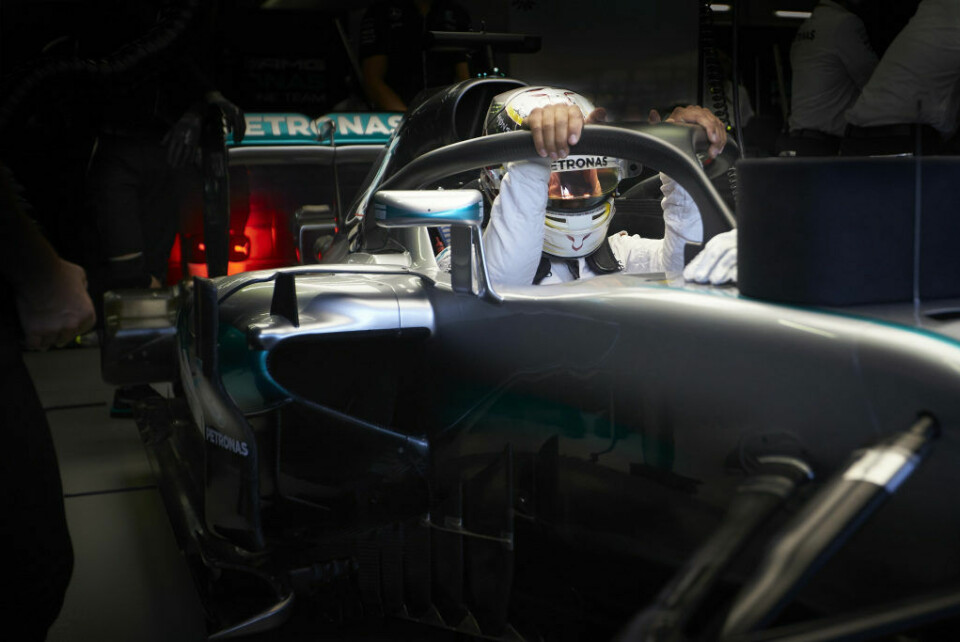 Lewis Hamilton tester Halo-løsningen på treningen under Singapores Grand Prix i fjor. (Foto: Mercedes AMG F1)