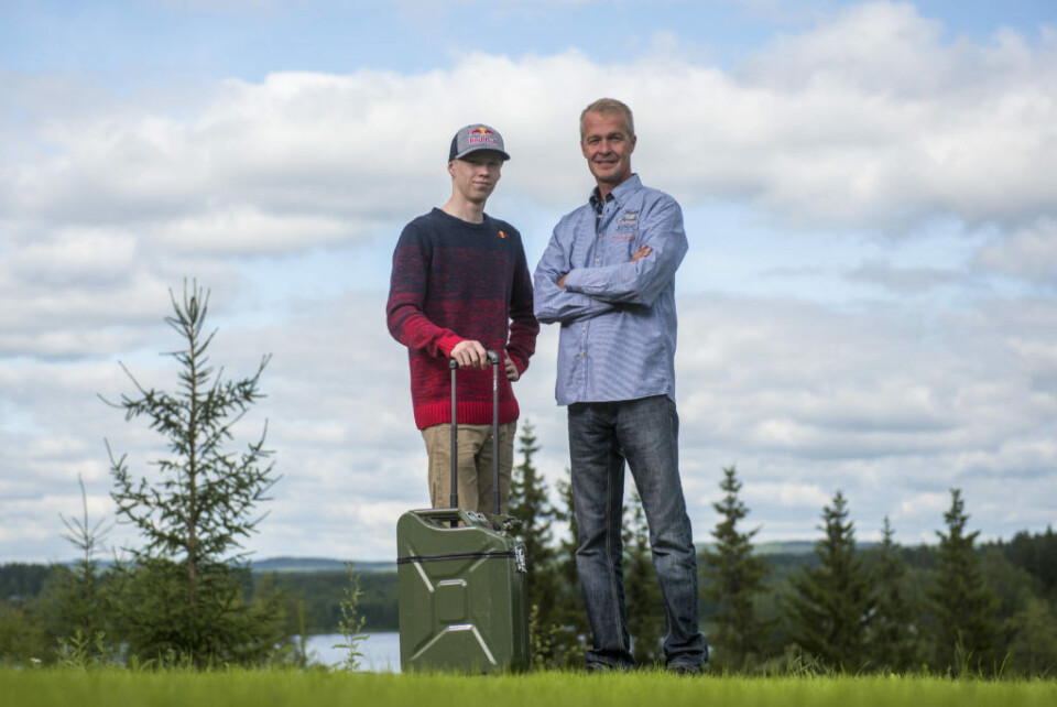 Kalle Rovanperä og faren Harri i forbindelse med en reportasje under Rally Finland. (Foto: Jaanus Ree/Red Bull Content Pool)