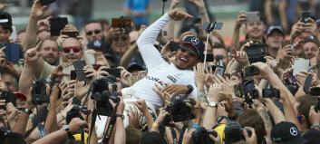 Verdensmesteren fortsetter sitt Mercedes-kapittel i to år til