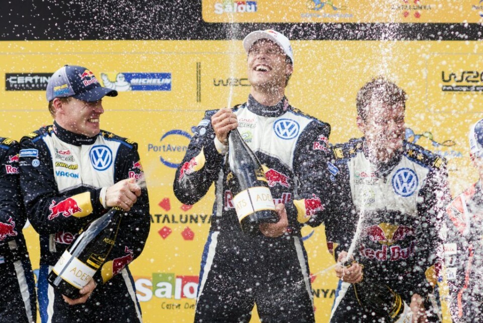 Andreas Mikkelsen og Ola Fløene jubler for deres første seier, og deres eneste sammen, under Rally Spania i 2015. (Foto: Red Bull Content Pool)