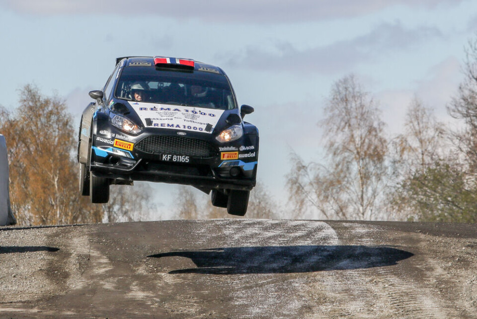 Frank Tore Larsen, her fra bakkeløpet i Vikersund, kjemper om bronsemedaljen i Rally-NM. Han er én av ti førere som kommer til start i en R5-bil. (Foto: Simen Næss Hagen)