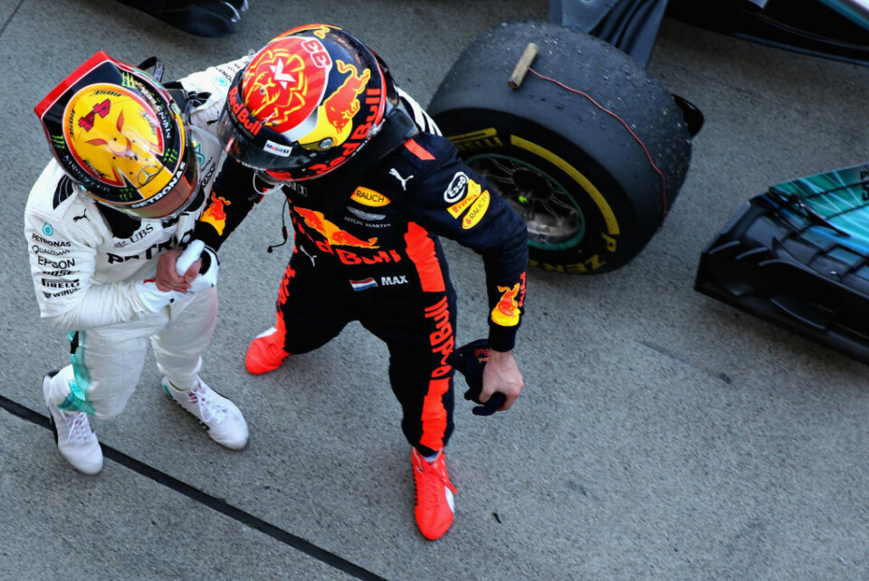 Lewis Hamilton og Max Verstappen gratulerer hverandre. (Foto: Red Bull Content Pool)