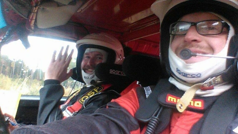 Olav Karlsen og Eirik Svinsaas med pur ekte glede over å kjøre rallybil for første gang. (Foto: Privat)