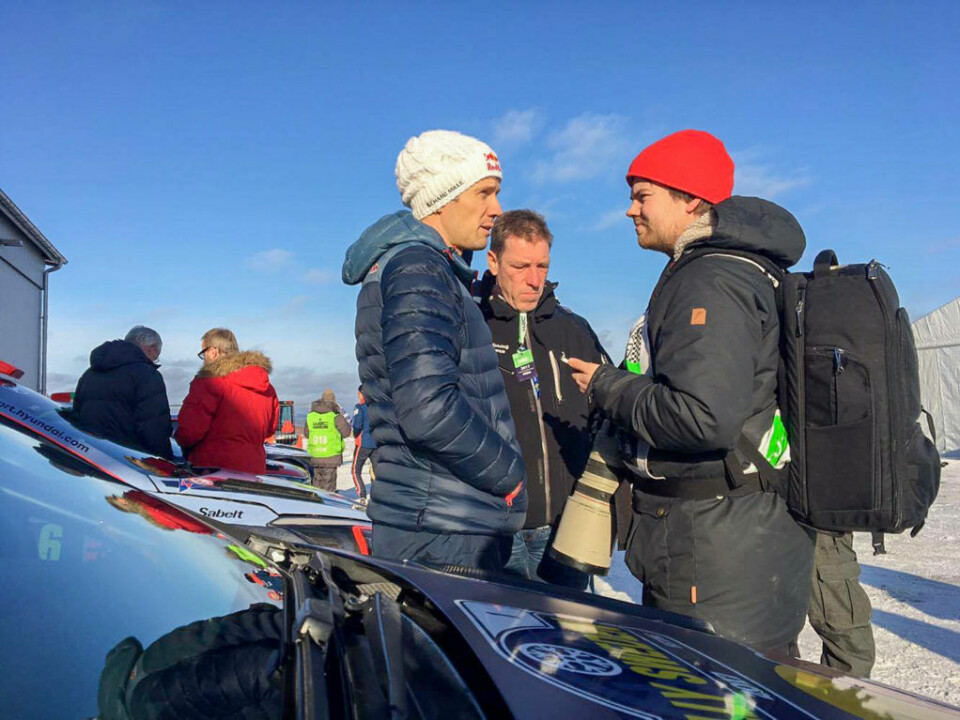 Simen Næss Hagen i intervju med verdensmester Sebastien Ogier i Rally Sweden 2017. (Foto: Mats Slaastad Birkelund)