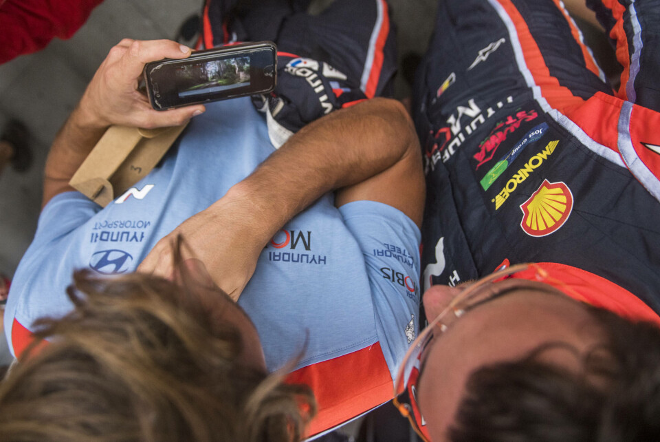 Andreas Mikkelsen og Thierry Neuville studierer inboard-video sammen under Rally Australia 2017. (Foto: Red Bull Content Pool)