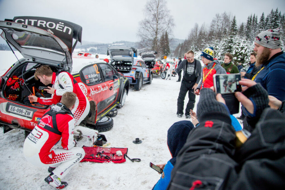 Flere samlet seg rundt busslommen hvor Mads Østberg gjorde oppsettforandringer før fredagens to siste etapper. (Foto: Simen Næss Hagen)