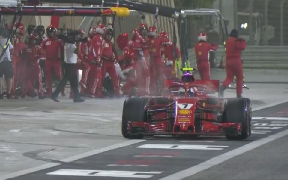 Dramatiske scener i bakgrunn da Kimi Räikkönen blir tvunget til å stoppe og bryte løpet etter at mekanikeren ble hardt skadet. (Skjermdump: Viasport 1)