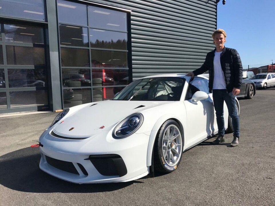 Steffen Feet med sin klissnye Porsche, hentet i Göteborg før helgen som var. (Foto: Privat)