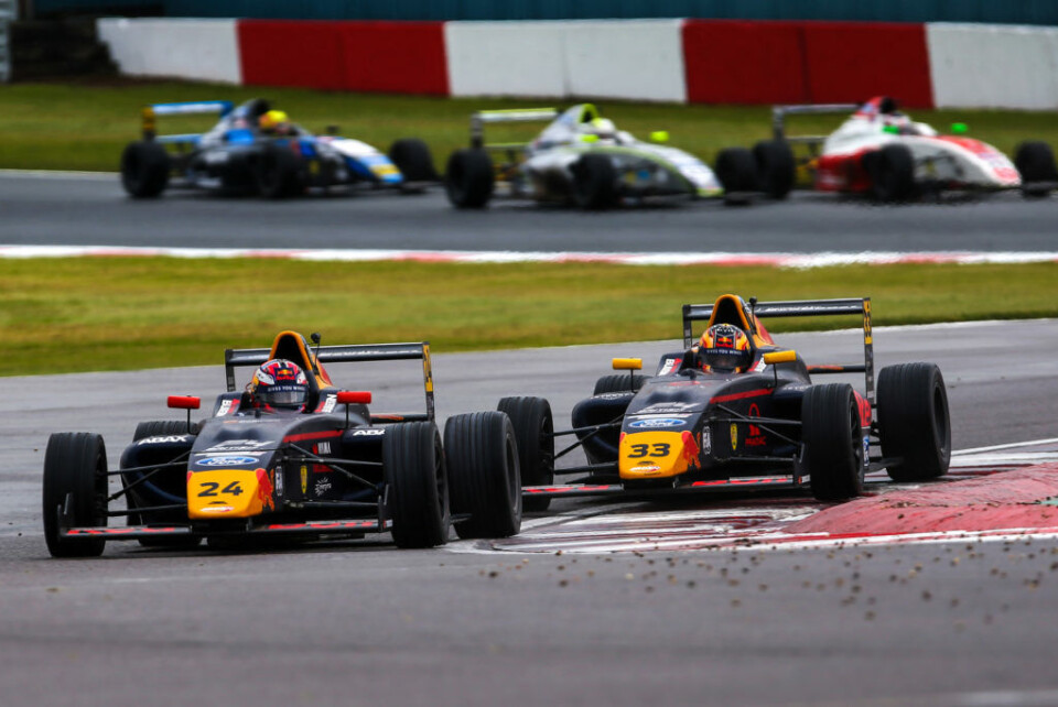 Dennis Hauger, med startnummer 24, i tett fight med lagkamerat i Red Bull og Arden, Jack Doohan. (Foto: Dutch Photo Agency/Red Bull Content Pool)