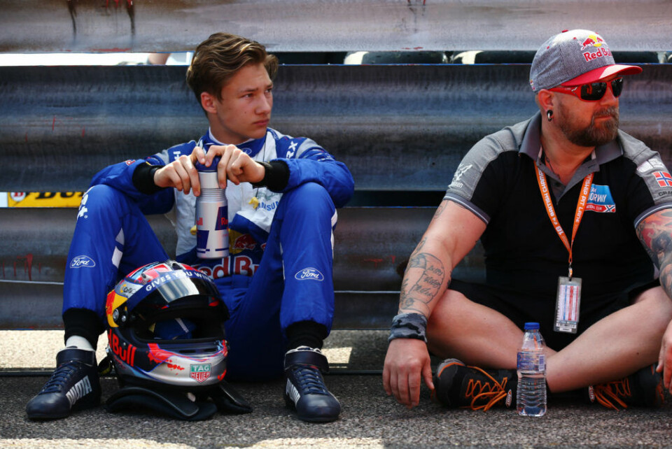 Dennis Hauger har et godt støtteapparat rundt seg, deriblant landslagstrener Fredrik Brenna-Lund som følger ham tett hvert eneste løp. (Foto: Red Bull Content Pool)