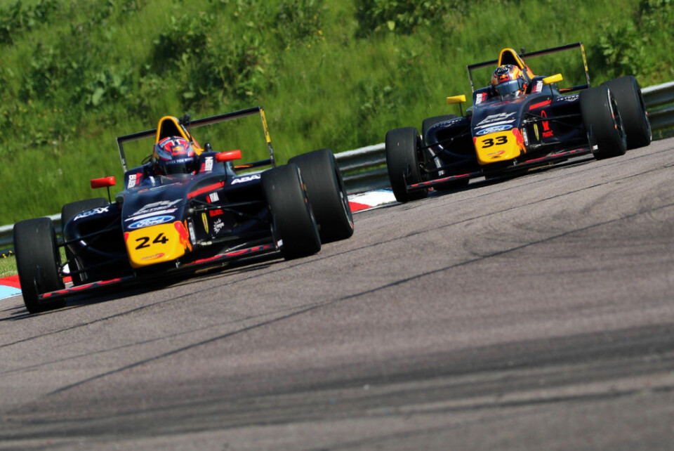 Dennis Hauger og Jack Doohan kjempet knallhardt om seieren i siste løp, der sistnevnte til slutt dro det lengste strået. (Foto: Red Bull Content Pool)