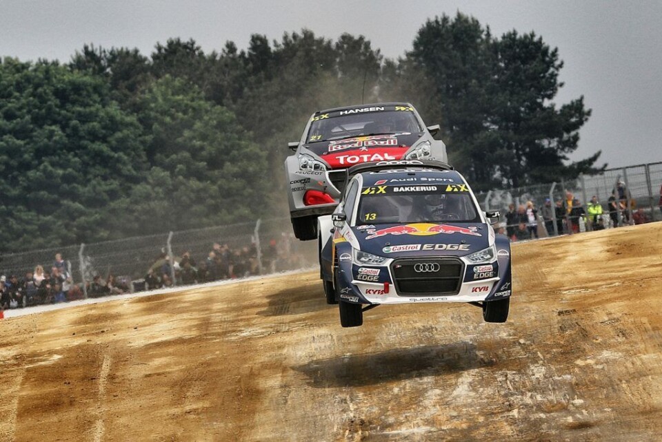 Andreas Bakkerud og Timmy Hansen i duell over det spektakulære hoppet på Silverstone. (Foto: @World)