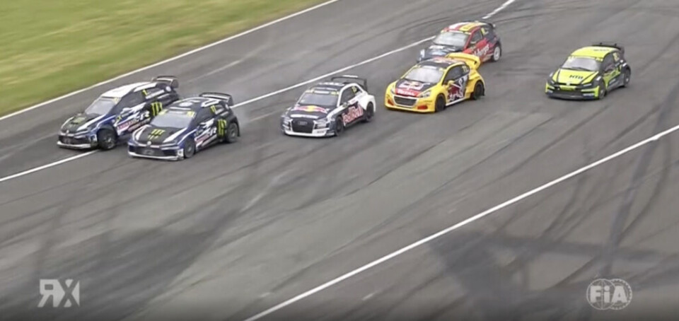 Her hekter Johan Kristoffersson med høyre bakhjul til Petter Solberg i semifinalen. Begge kunne restarte semien etter at den ble rødflagget da dekkbarrieren sperret veien. (Skjermdump: NRK 2)
