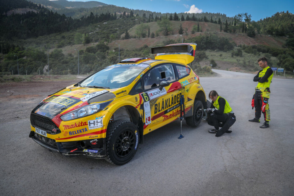 Veronica Engan og Eyvind Brynildsen med dekkbytte under Akropolis Rally. (Foto: Alexandre Guillaumot / DPPI)