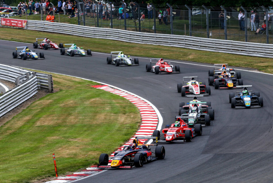 Dennis Hauger med knallstart på Oulton Park. (Foto: Dutch Photo Agency/Red Bull Content Pool)