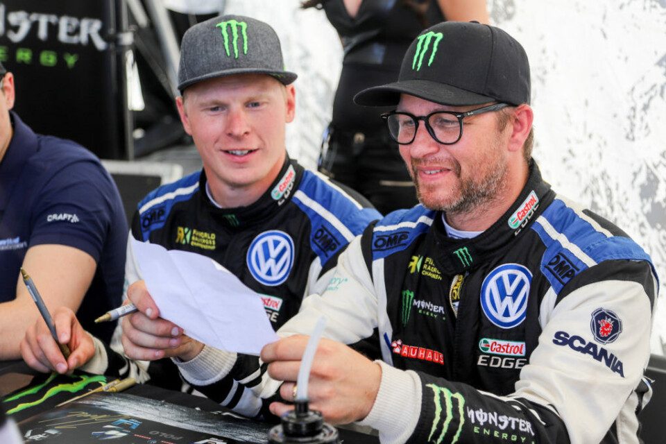 Petter Solberg leser det håndskrevne brevet fra Silje (11), hans desidert største fan ifølge henne selv. (Foto: Simen Næss Hagen)