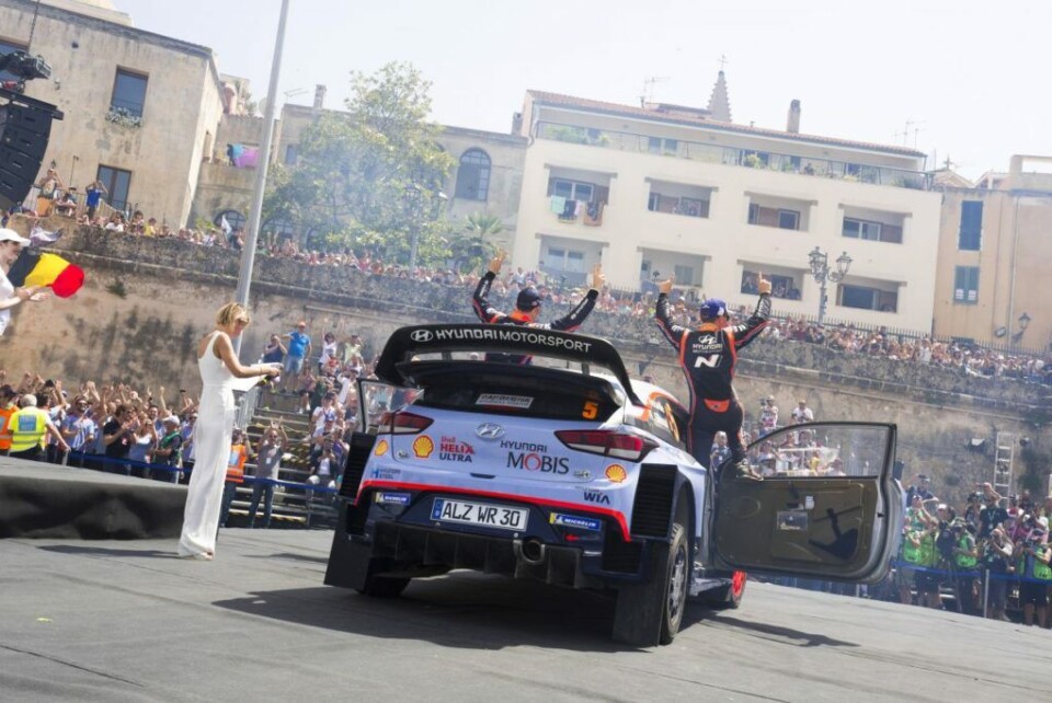 Thierry Neuville feirer seieren fra Rally Sardinia. (Foto: Hyundai Motorsport)