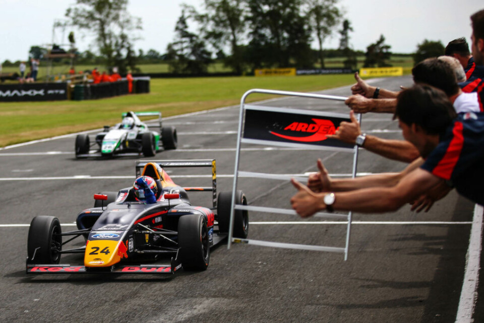 Dennis Hauger passerer målstreken som vinner på Croft tidligere i år. (Foto: Dutch Photo Agency/Red Bull Content Pool)