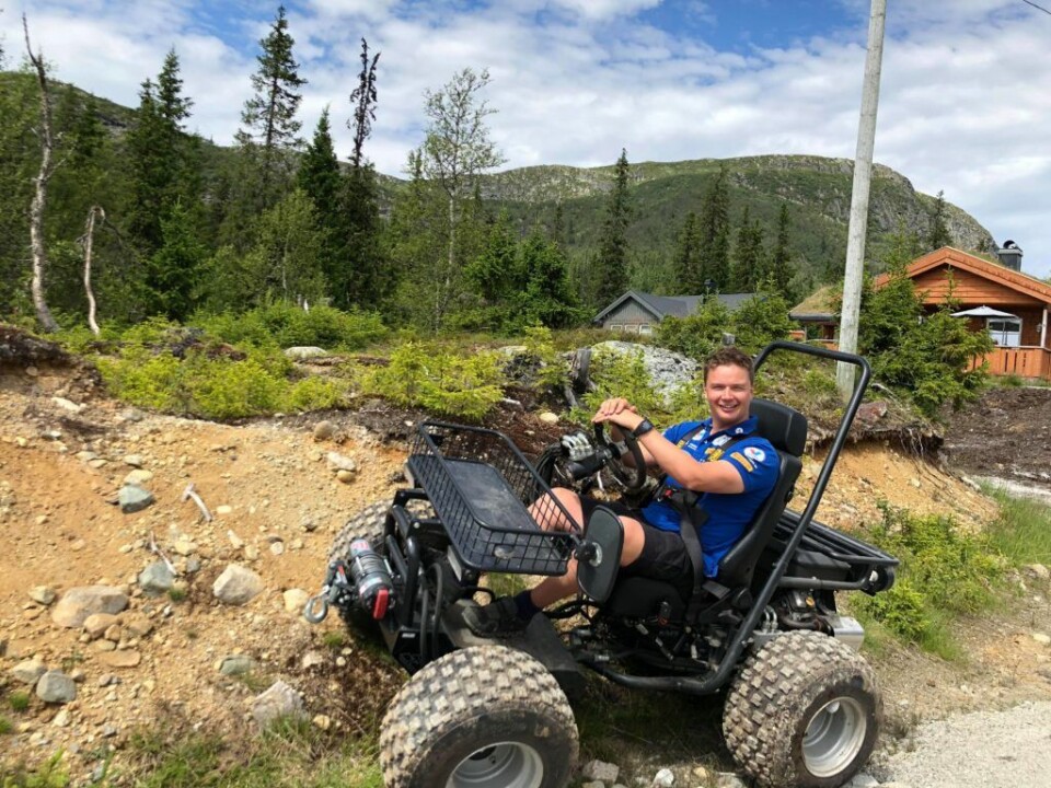 Anders Grøndal lot seg imponere over hvor mange ulike hjelpemidler som fins for rullestolbrukere, både av praktiske og fornøyelige arter. (Foto: Privat)
