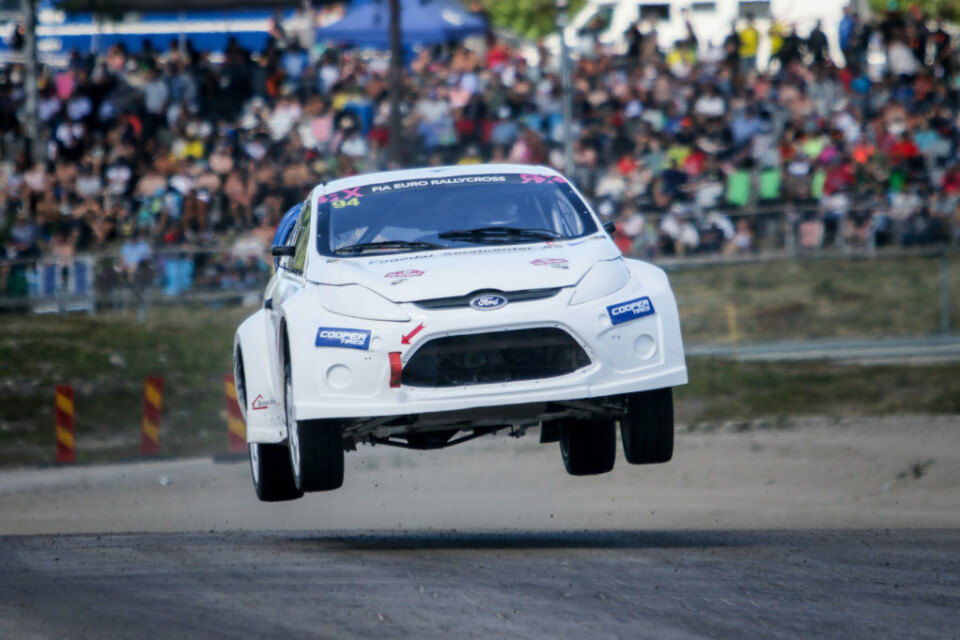 Ole Morten Tangen i fullt driv over det velkjente hoppet i Höljes. (Foto: Simen Næss Hagen)