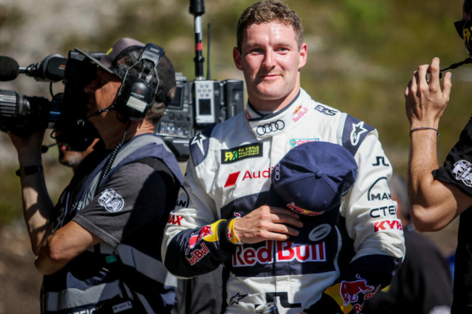 Andreas Bakkerud er sjeldent uten selskap ute på banen, og sitt image som showmann kan på mange måter sies at han dyrker også i generelle forbikjøringssituasjoner ute på banen. (Foto: Simen Næss Hagen)