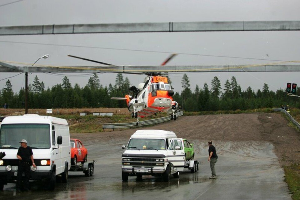Løpet ble umiddelbart avlyst mens ambulansene både i lufta og på bakken kjørte skytteltrafikk med berørte tilskuere etter at lynet slo ned over hele baneanlegget i Åsnes Finnskog. (Foto: Terje Sundby/Glåmdalen)