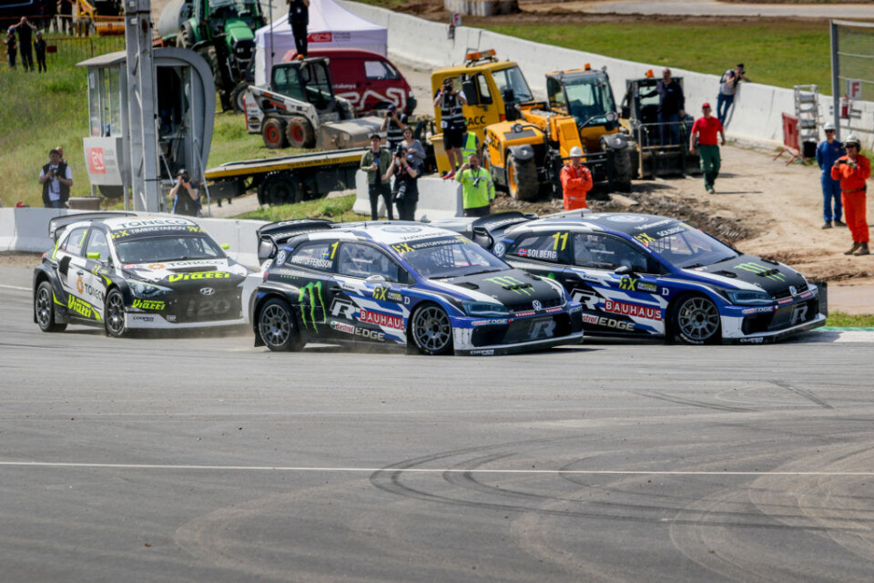 Johan Kristoffersson og Petter Solberg i duell i første sving under semifinalen i Spania. (Foto: Simen Næss Hagen)