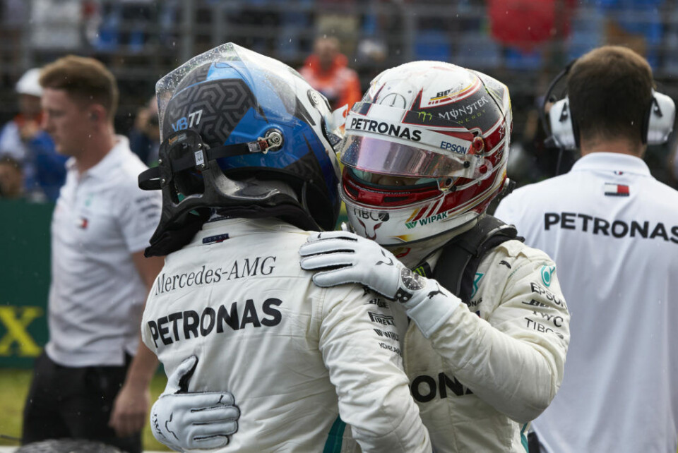 Lewis Hamilton (høyre) og Valtteri Bottas gratulerer hverandre etter den regnvåte kvalifiseringen i Ungarn. (Foto: Steve Etherington)