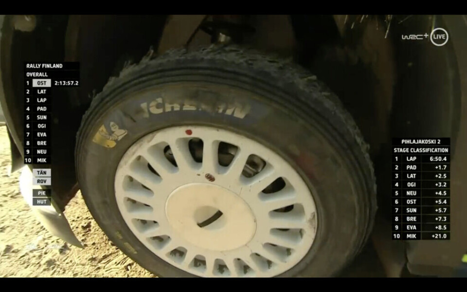 Slik så dekkene til Mads Østberg ut etter siste etappe lørdag. (Skjermdump: WRC All Live)