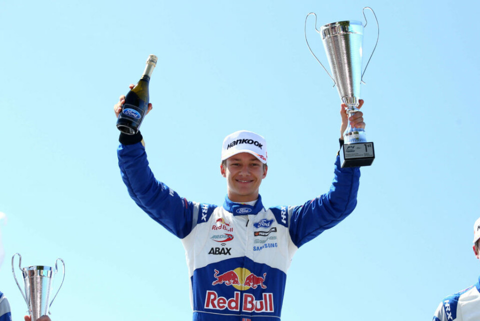 Dennis Hauger etter seieren på første løpet i Snetterton. (Foto: Dutch Photo Agency/Red Bull Content Pool)