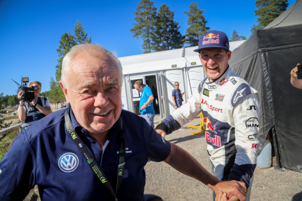 God stemning mellom Per Eklund og Andreas Bakkerud fra Höljes, to profiler som symboliserer to ulike epoker i internasjonal rallycross. (Foto: Simen Næss Hagen)