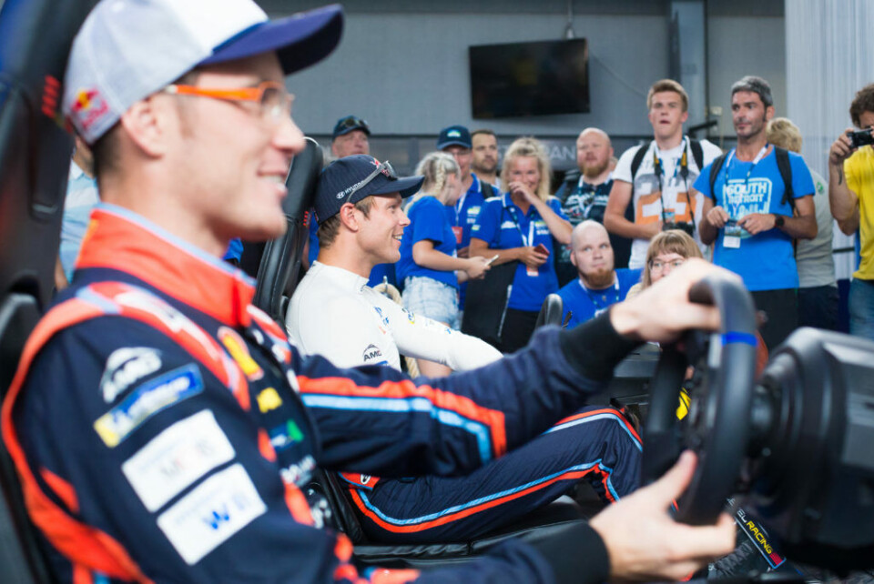 Andreas Mikkelsen og Thierry Neuville i Playstation-konkurranse før Rally Finland. (Foto: Hyundai Motorsport GmbH)