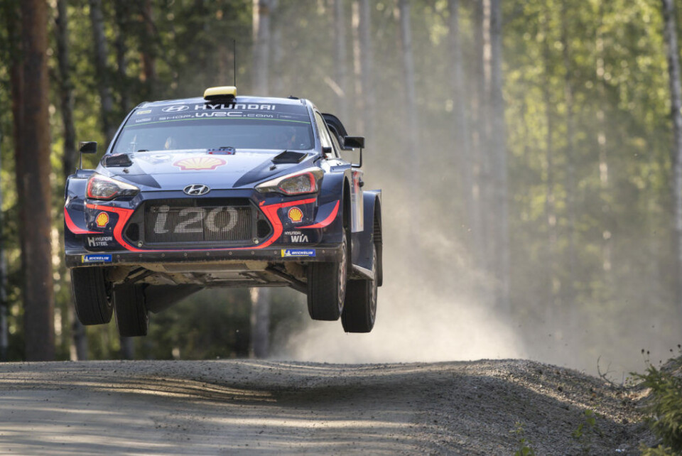 Kombinasjonen av førerfeil og nok en vanskelig helg med tidlig startposisjon og ukomfortabel bil gjorde Rally Finland til et marerittløp for Andreas Mikkelsen. (Foto: Hyundai Motorsport GmbH)