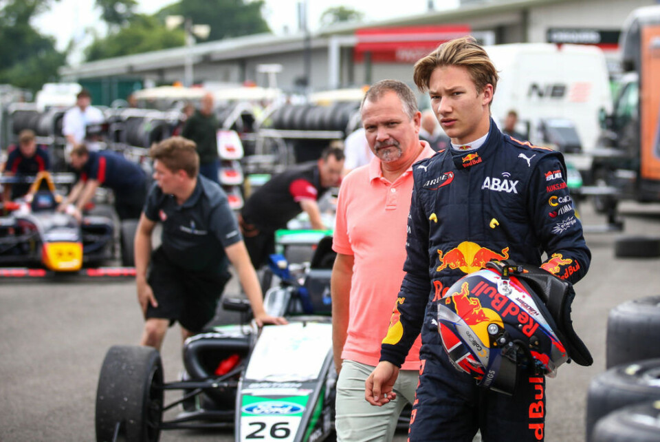 Dennis Hauger, sammen med pappa Tom Erik, fra et tidligere løp i år. (Foto: Red Bull Content Pool)