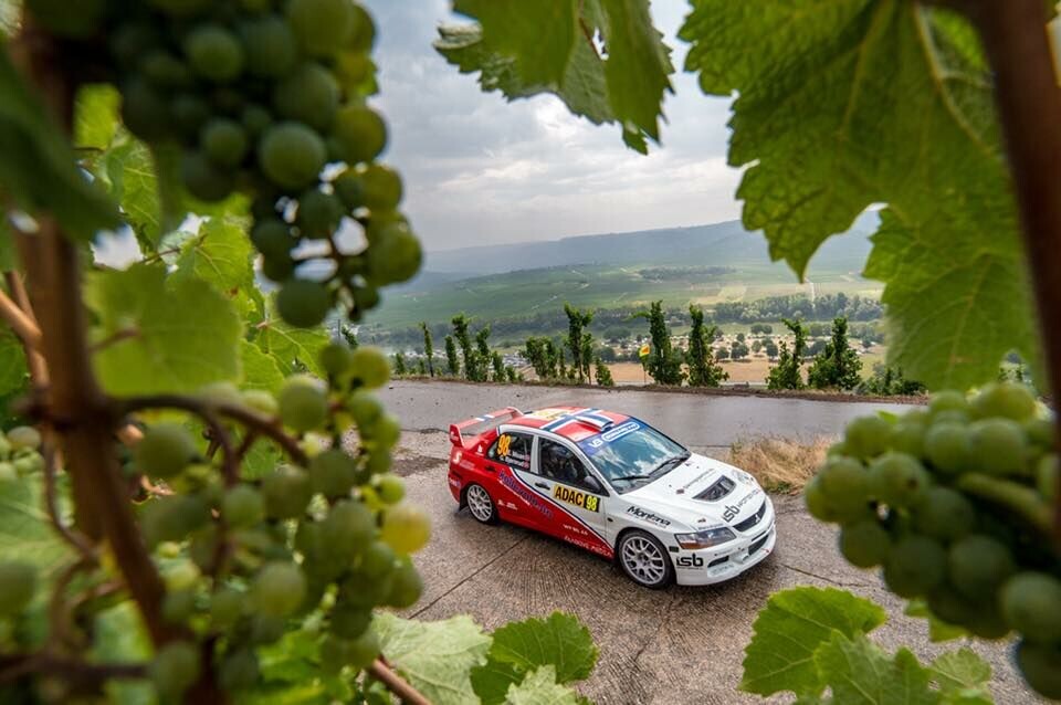 Rally Tyskland kan by på vakkert landskap innimellom heftige rallyveier, som bare er prikken over i-en for opplevelsen til Even Moan og Glenn Bjørnrud. (Foto: Honza Froněk)
