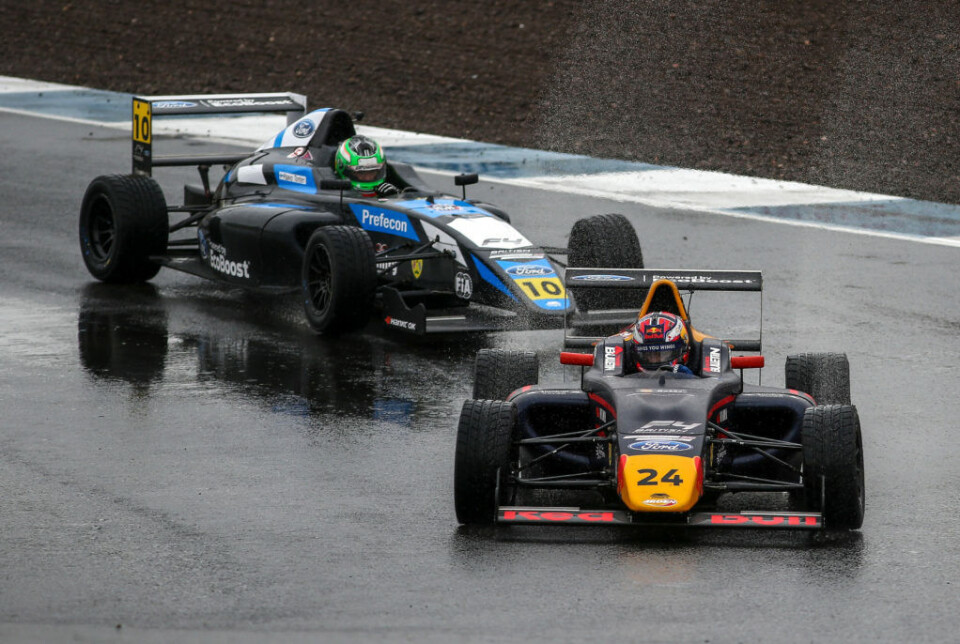 Dennis Hauger foran Paavo Tonteri på Knockhill. (Foto: Dutch Photo Agency/Red Bull Content Pool)