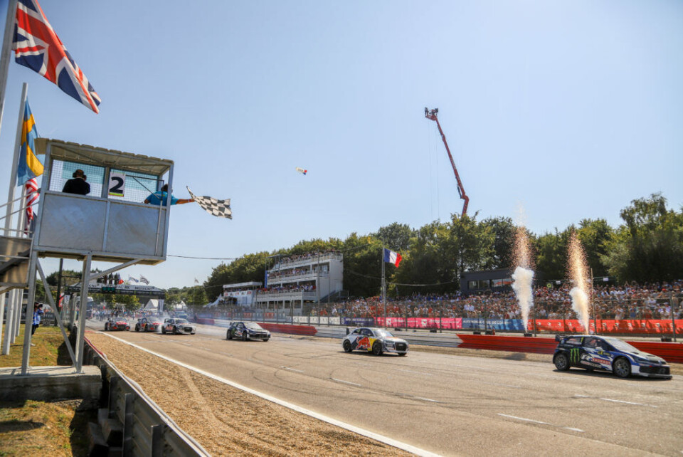 Her passerer Johan Kristoffersson først over målstreken, for syvende gang i år. Denne ledelsen stjal han fra Andreas Bakkerud rett før siste sving. (Foto: Simen Næss Hagen