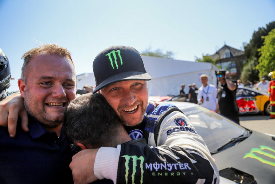 Petter Solberg i vill jubel over sin egen tredjeplass og seier til teamkompis Johan Kristoffersson, her med blant annet sjefsmekaniker Ole Johan Rustad. (Foto: Simen Næss Hagen