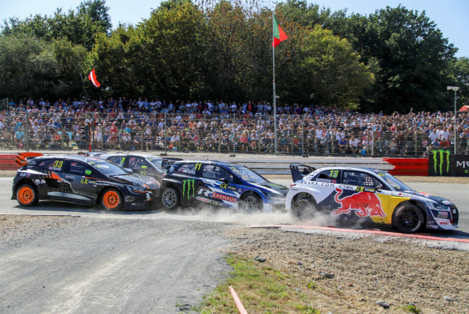 Her får Petter Solberg «touchen» fra Liam Doran og Timur Timerzyanov som sørget for snikpunkteringen i semifinalen - uten at det kostet ham finalebilletten. (Foto: Simen Næss Hagen)