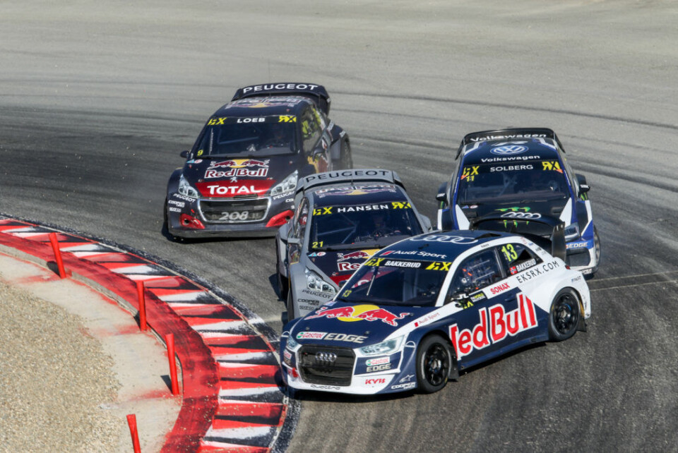 Her får Timmy Hansen nok luke til å skubbe vekk Petter Solberg - en manøver Solberg selv syns var helt innenfor. (Foto: Simen Næss Hagen)