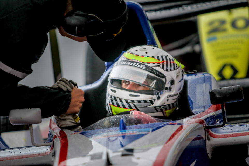 Her får Emil Heyerdahl vite at Formel STCC-gullet er hans. (Foto: Simen Næss Hagen)
