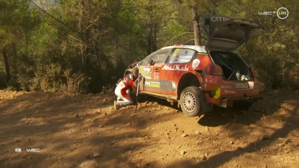 Her står Mads Østberg, bare noen få hundre meter fra mål på SS6. (Skjermdump: WRC All Live)