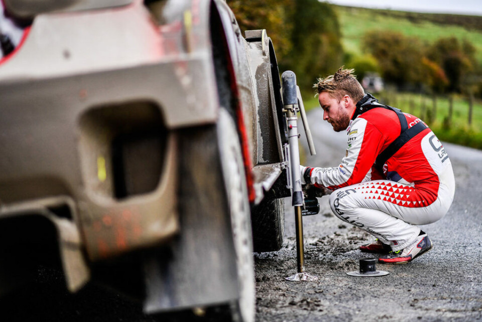 Mads Østberg med hjulskift på transportetappene mellom prøvene. (Foto: @World/Citroën Racing)