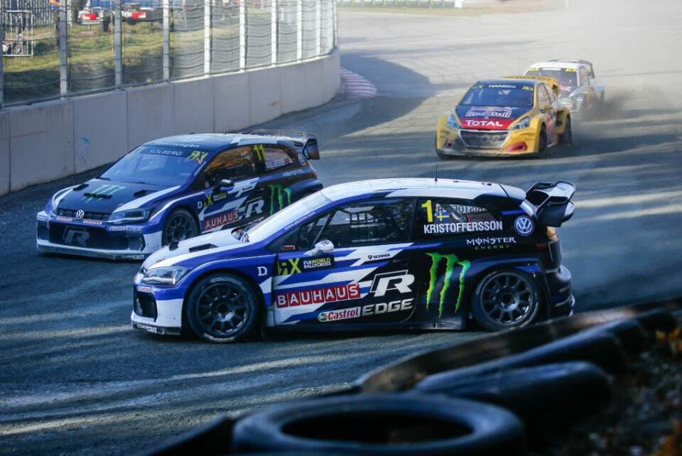 Johan Kristoffersson i tett kamp med Petter Solberg inn i første sving på legendariske Estering. (Foto: FIAWorldRallycross.com)