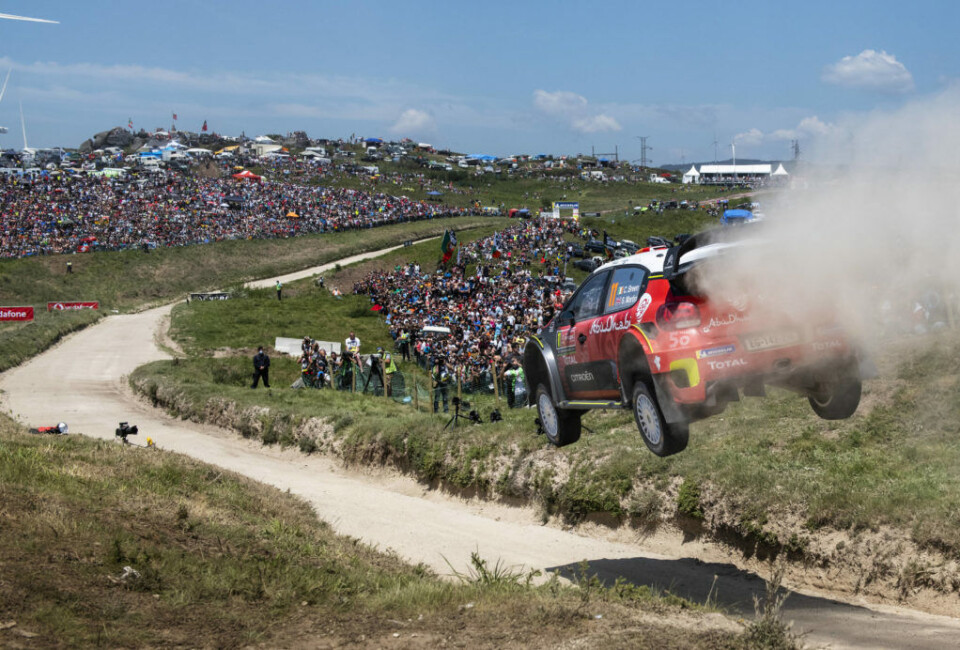 Craig Breen over Fafe-hoppet i Rally Portugal. (Foto: Red Bull Content Pool)