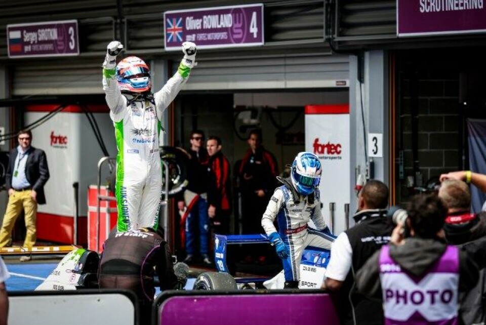 Dennis Olsen da han sikret sin første seier i Formel Renault 2,0 på Spa, samme år som han konkurrerte mot Alexander Albon, George Russell og Charles Leclerc - alle tre Formel 1-førere for neste sesong. (Foto: Antonin Grenier / DPPI)
