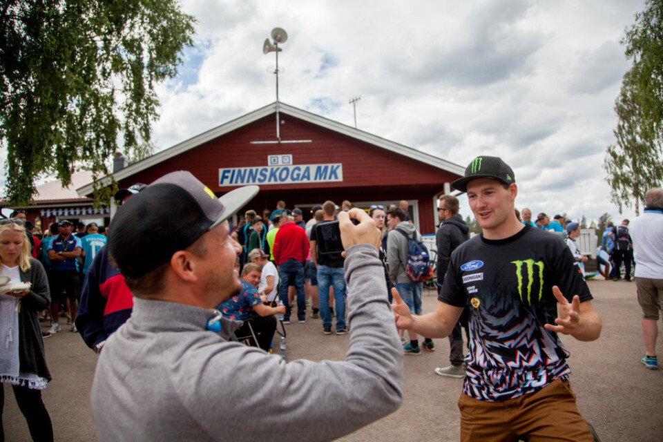 Andreas Bakkerud snakker til IMG-reporter Neil Cole under en livesending på Facebook. (Foto: Simen Næss Hagen)